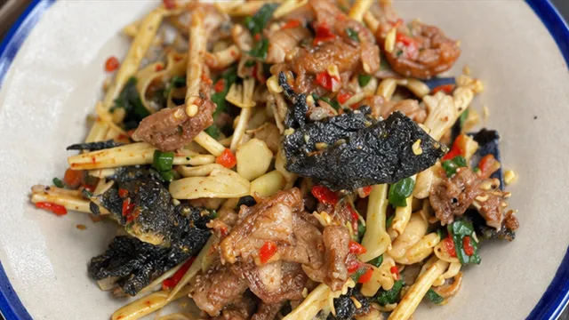 Ếch xào măng rừng cay