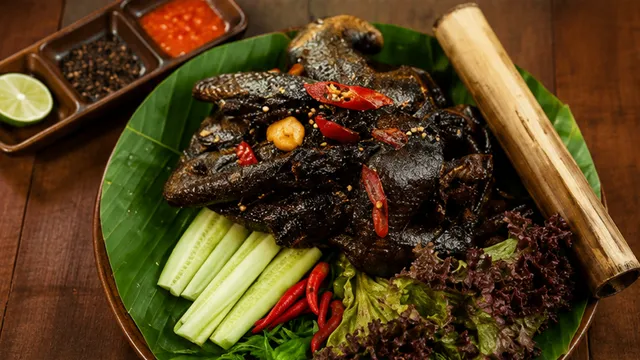 Gà H’Mông nổ muối